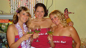 Feuwehrfest 2014 Unsere drei Feuerwehrfrauen stehen vor der Waikik-Bar.
