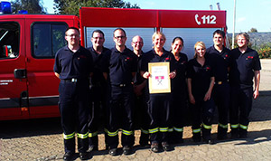 Unsere Mannschaft, die zum Leistungsabzeichen angetreten sind im Gruppenbild vor dem Feuerwehrauto