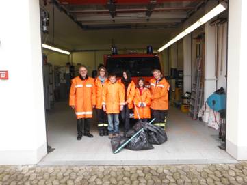 Teilnehmer der Picobello-Aktion 2014 Teilnehmer der Picobello-Aktion 2014 vor dem Feuerwehrauto. Zu ihren Füßen liegen die Müllsäcke mit dem eingesammelten Müll