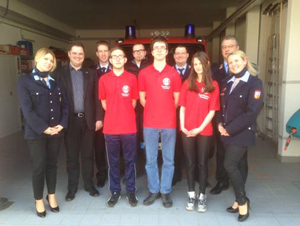 Gruppenbild mit Beförderten und Geehrten, sowie Ehrenden vor dem Feuerwehrauto