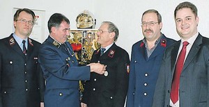 Ehrung in Bliesdalheim: Löschbezirksführer Stefan Rabung, Kreisbrandinspekteur
Uwe Wagner, Klaus Fischer, Andreas Müller und
Bürgermeister Alexander Rubeck (von links). Ehrung in Bliesdalheim: Löschbezirksführer Stefan Rabung, Kreisbrandinspekteur
Uwe Wagner, Klaus Fischer, Andreas Müller und
Bürgermeister Alexander Rubeck.