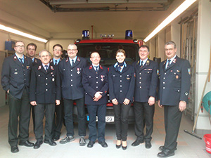 Geehrte und Beförderte bei der Jahreshauptversammlung 2013 haben sich zusammen mit den Führungskräften vor dem Feuerwehrauto zu einem Gruppenbild aufgestellt