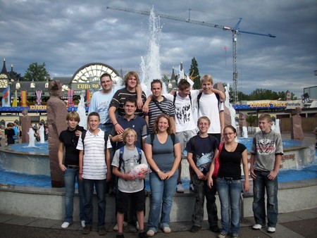 Bild der Jugendfeuerwehrmitglieder beim Besuch des Europaparks